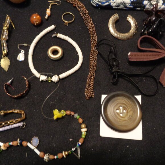 JUNK DRAWER VINTAGE SALT WOOD BANANNA BRADLEY COIN TURTLE JEWELRY PARTS ETC LOT - Picture 8 of 13